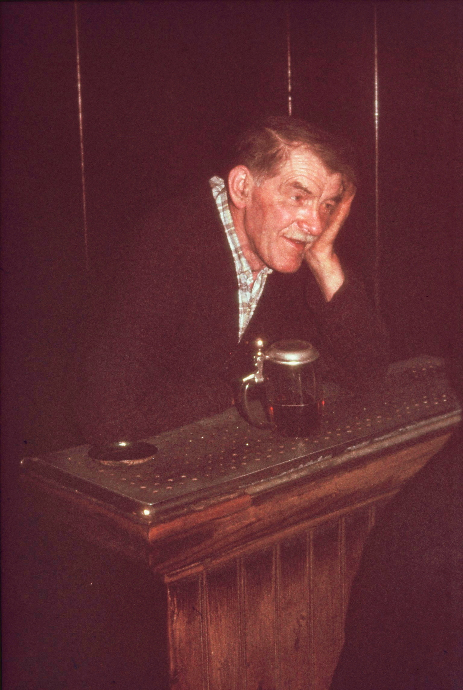 Wilhelm "Helmer" Dorsch an seinem Ausschank