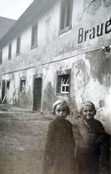 Dorfkinder vor der Brauerei
