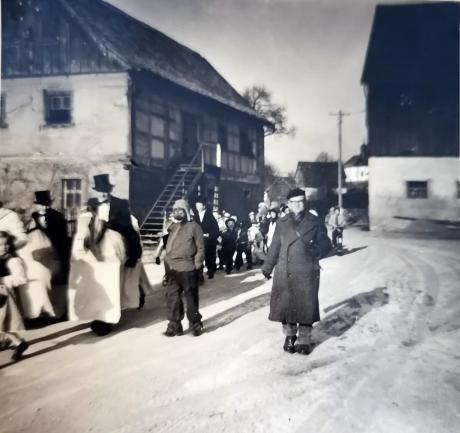 Fasching 1949 vor dem alten Tanzsaal, der 1962 abgerissen wurde