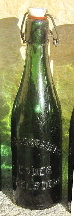 Bierflasche mit Prägeschrift im Glas