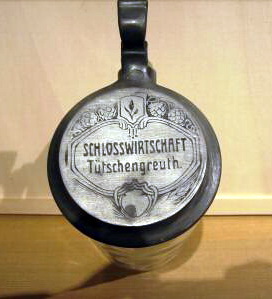 Alter Glaskrug mit Zinndeckel