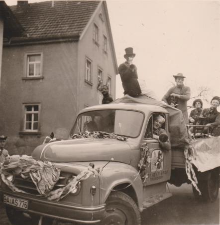 Faschingstreiben auf dem Brauerei-Hanomag