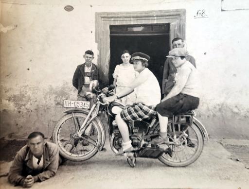 Jugend vor der Wirtshaustür, 1930er Jahre