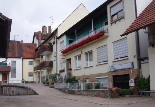 Dauer-Reklame an der ehemaligen Brauerei Lang in Priesendorf