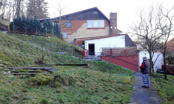 Vom Garten ging ein Weg zur Burg