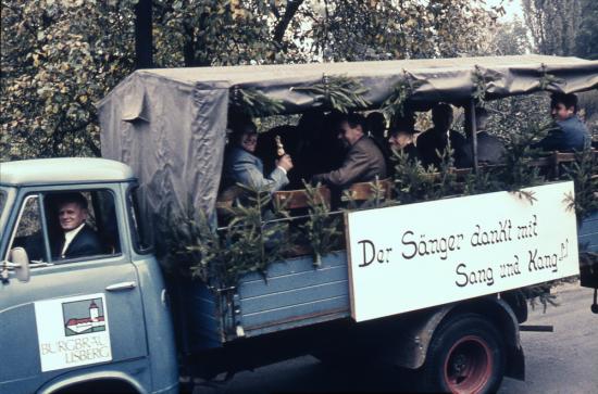 Festumzug mit Bayer-Lkw in den 60er Jahren