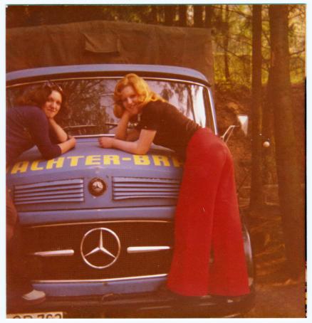 Brauerei-Tochter Maria und Freundin posieren vor Wachter-Mercedes