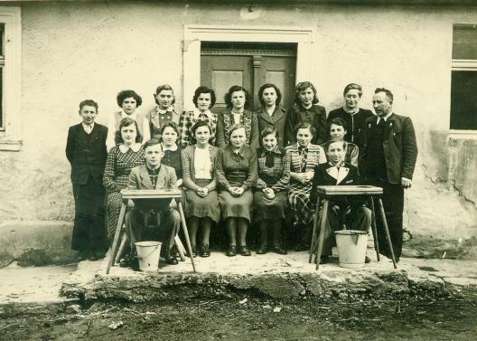 Melkkurs Anfang der 50er Jahre vor der Brauerei Werner