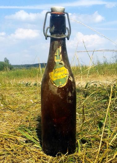 Flasche mit den Resten eines alten Bieretiketts - gelb-grün/Export!