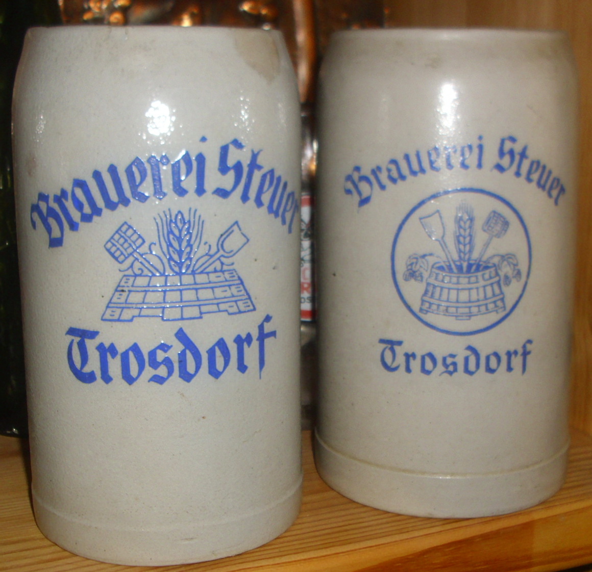 Zwei alte 1-Liter-Krüge
