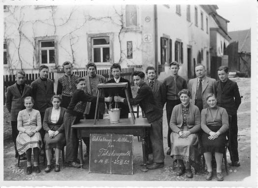 Melkkurs 1955 vor der Schloßwirtschaft