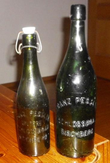 Alte 0,5- und 1-Liter-Flaschen mit erhabener Schrift im Glas