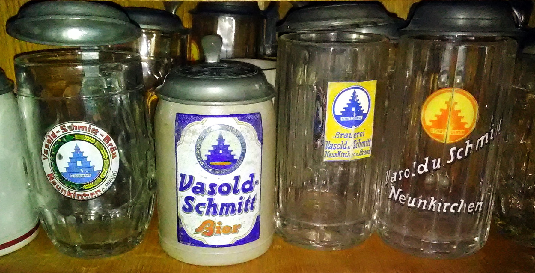 alter Krug und altes Glas