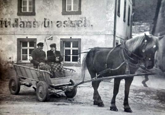 Vor dem alten Gasthaus