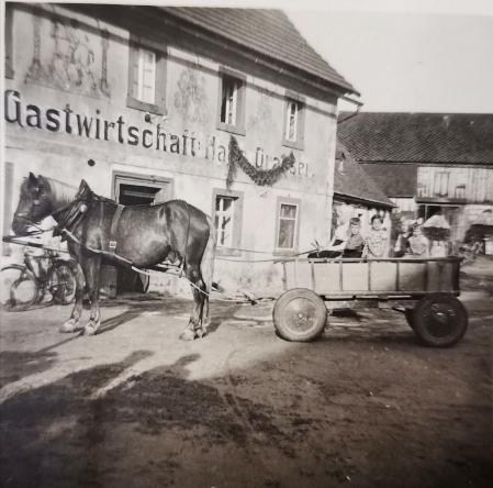 Vor dem alten Gasthaus