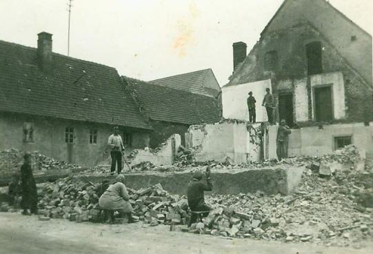 Abriss und Neubau der Gastwirtschaft in den 50er Jahren